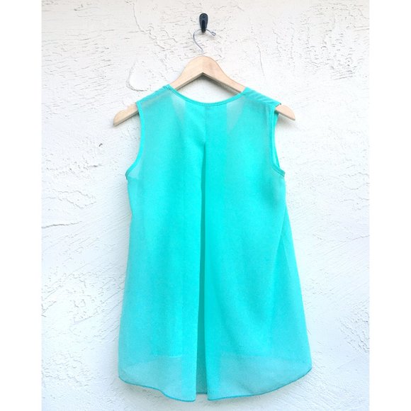 Chiffon Top with Textured Flower Applique (S) - Picture 3 of 4